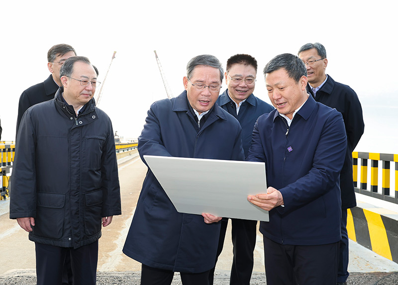 李強在湖(hú)北(běi)調研時(shí)強調 以隻争朝夕奮發有(yǒu)為(wèi)的(de)精神狀态 推動今年(nián)經濟工(gōng)作(zuò)開(kāi)好(hǎo)局起好(hǎo)步